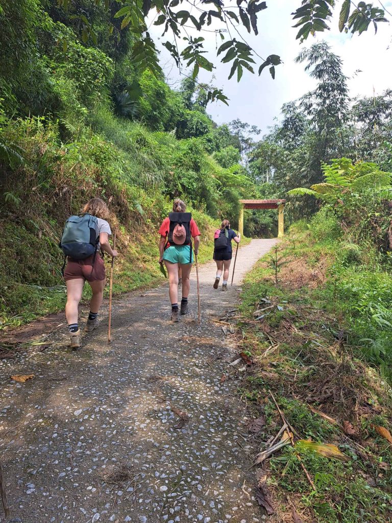 Randonneurs sac au dos sur un sentier forestier, Tay Con Linh, Ha Giang