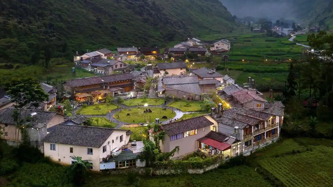7. Lung Cu National Flag Tower & Lo Lo Chai Village