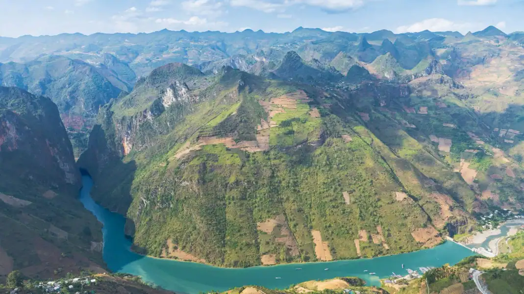 Ky Quan San stands as Vietnam's fourth-highest peak at 3,046 meters.
