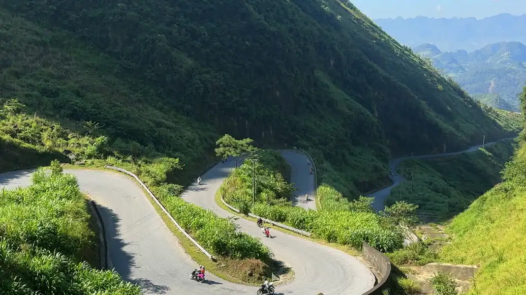 3. Stop 3 (KM 230) Bac Quang gateway and Ham Yen orchard rest stop