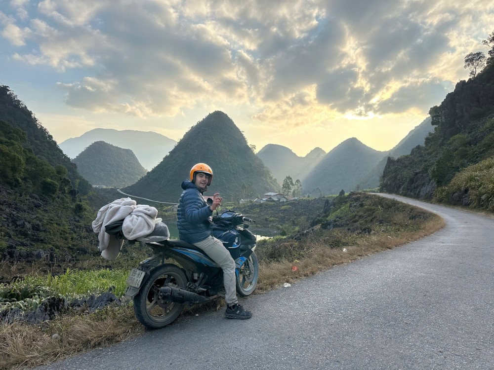 Basic stretching exercises - Health tips for long Ha Giang Loop tours
