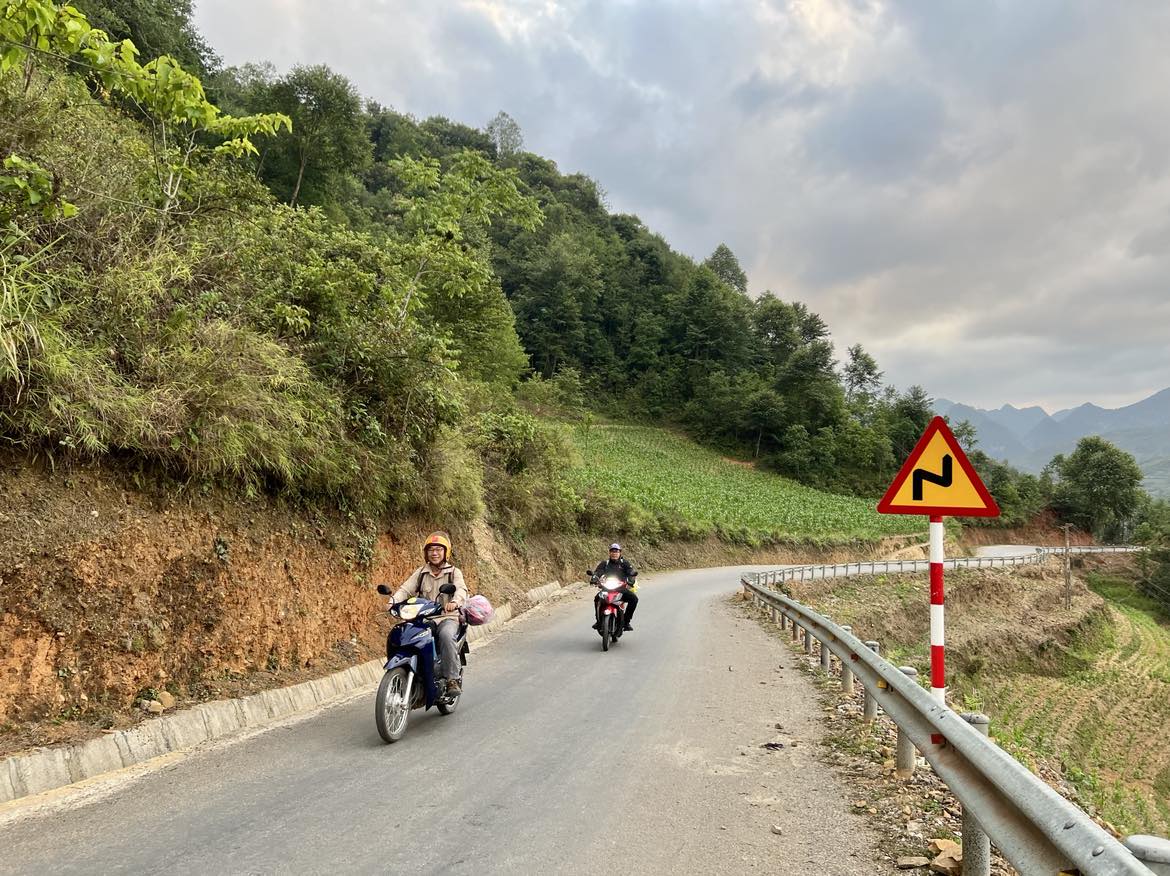 Tips for riding a motorbike in Ha Giang Do not carry a 20kg suitcase