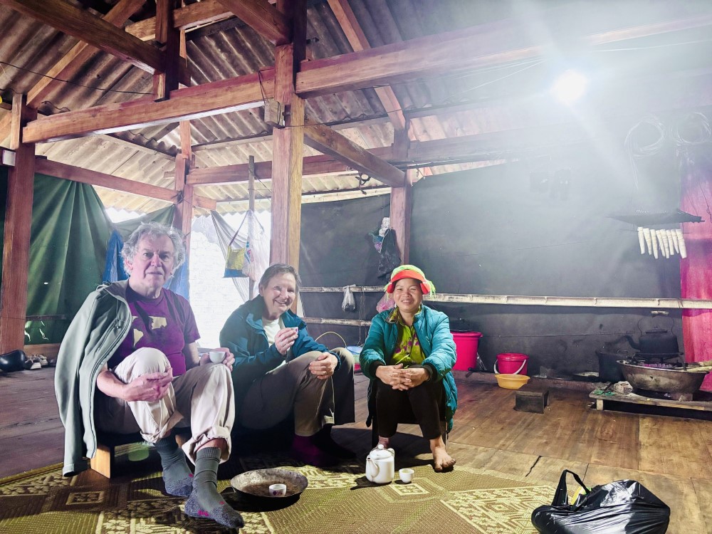 Ha Giang Loop itinerary for seniors: A Comfortable 4-Day Car Itinerary 10 Tourist visiting a local family Ha Giang Loop itinerary for seniors