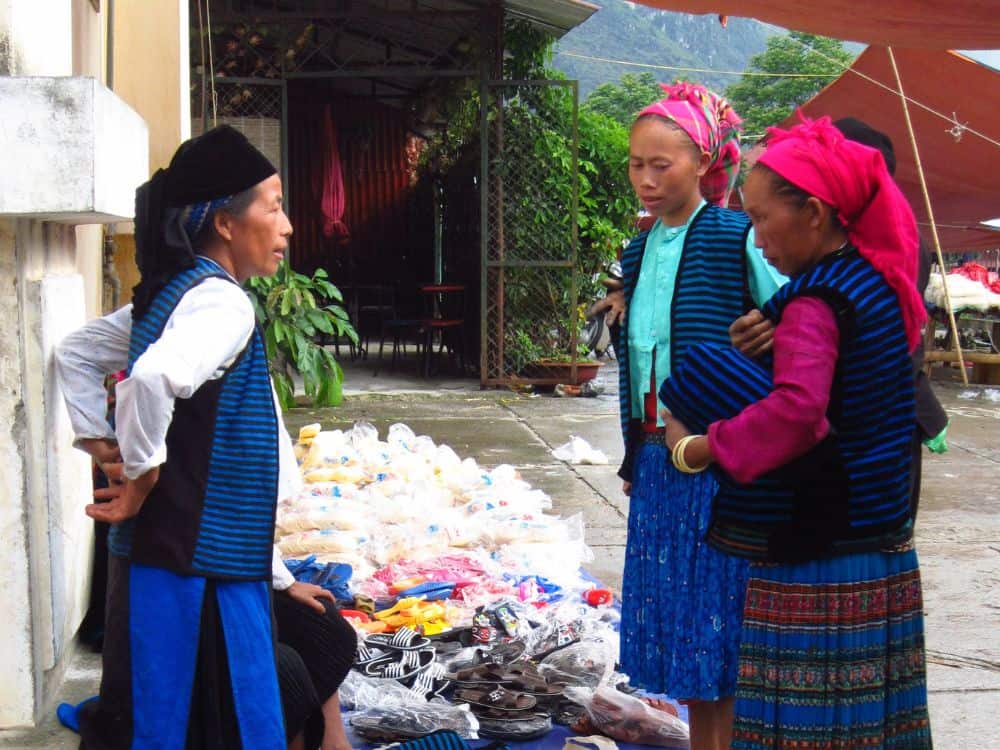 Chatting and trading at the mountain market corner