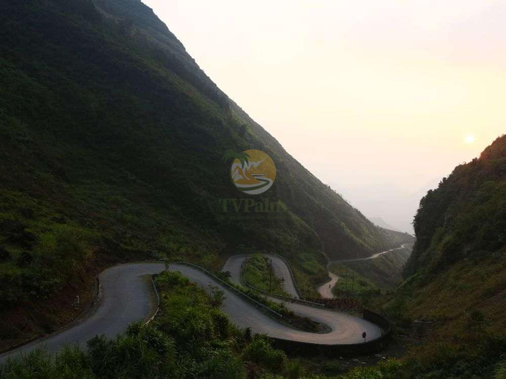 Famous winding mountain road on Ha Giang loop 2 days
