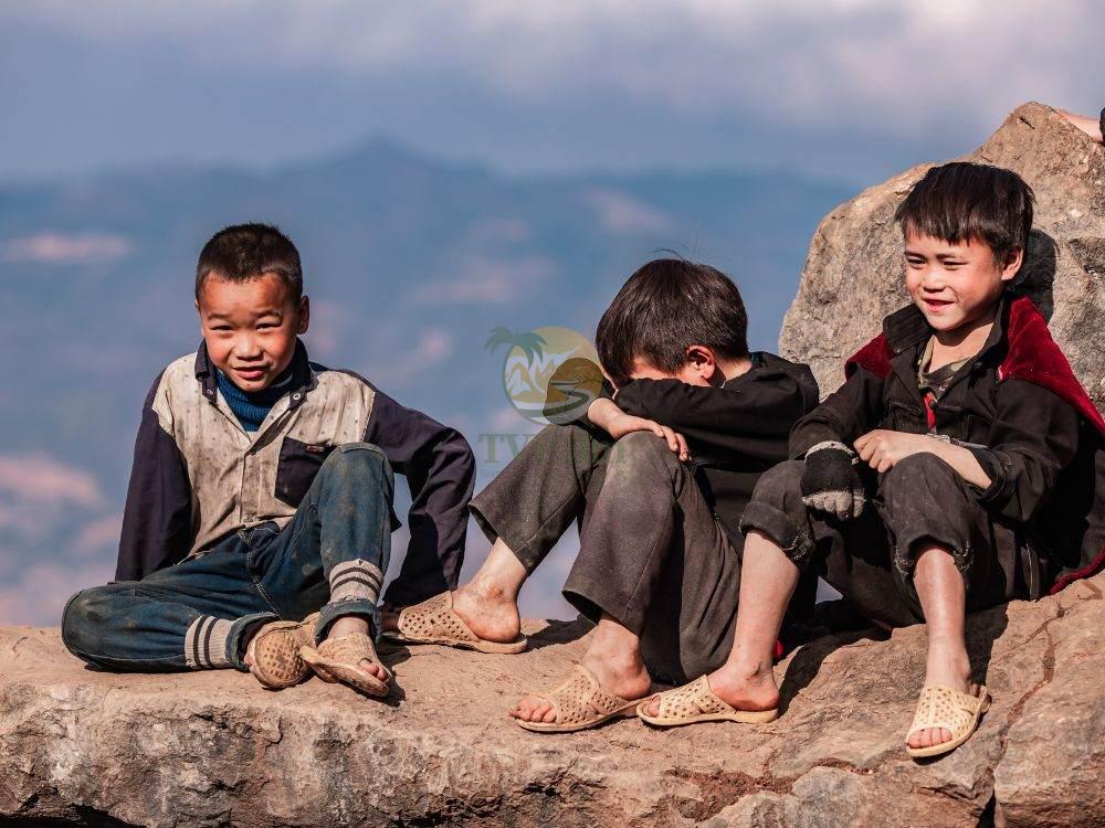 Happy local children during a Ha Giang Loop tour 4 days
