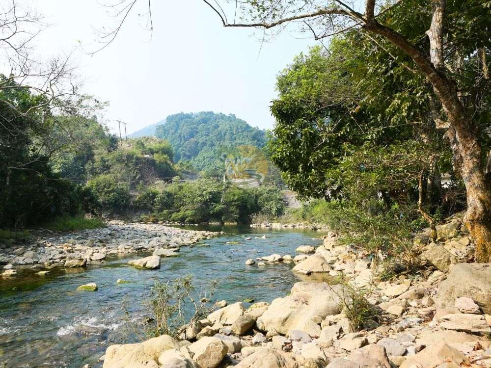 Peaceful river scenery along the Ha Giang loop 2 days route
