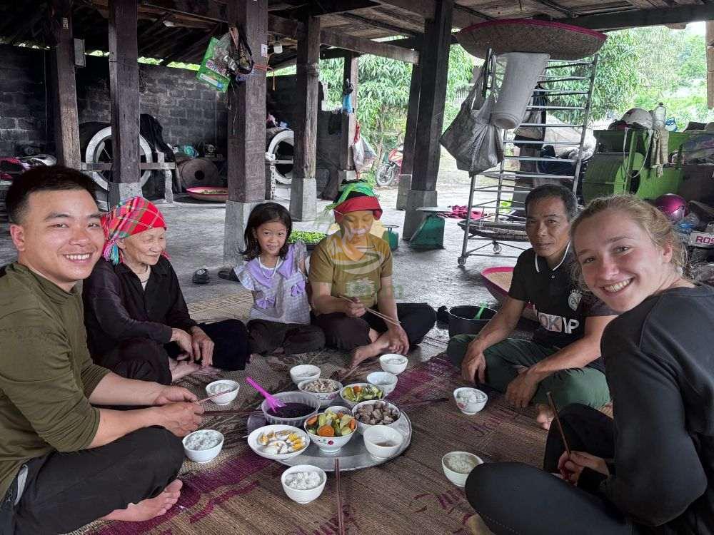 Tourists enjoying traditional lunch during 1 day ancient snow shan tea tour