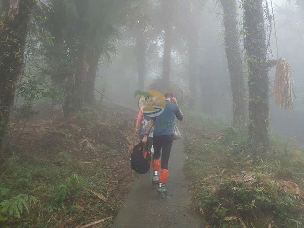 Trekking through a foggy mountain path on 1 day ancient snow shan tea tour
