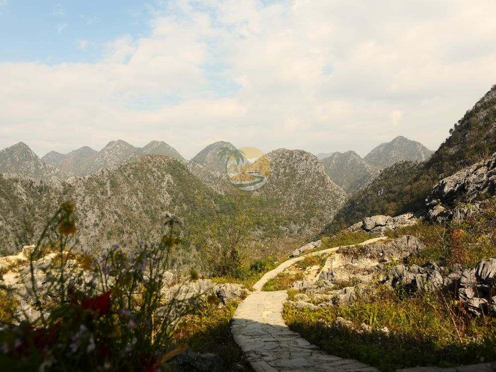 Winding mountain passes on a Ha Giang Loop tour 4 days