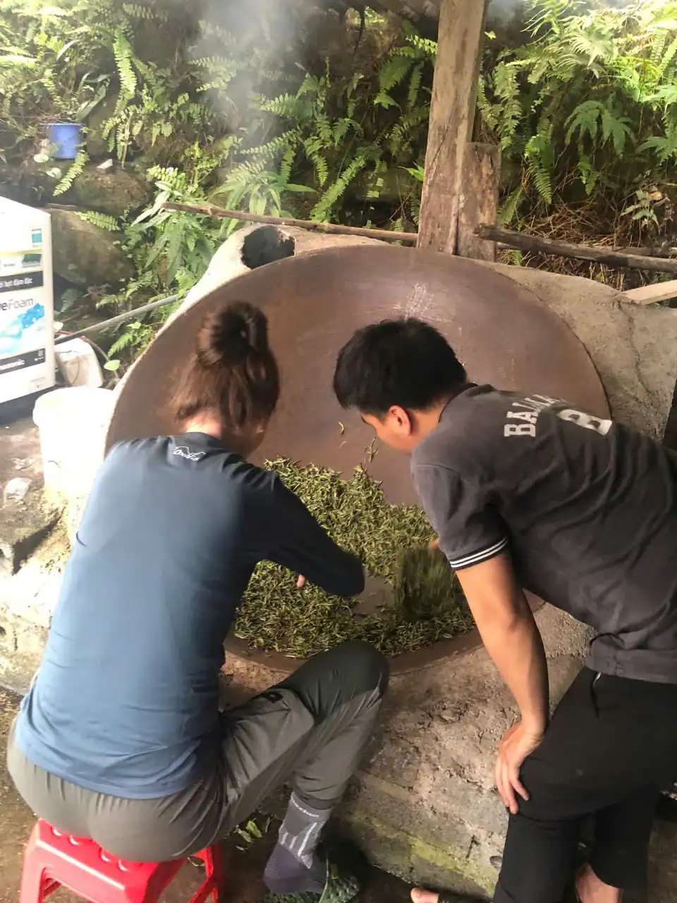 Tourists experience tea roasting.