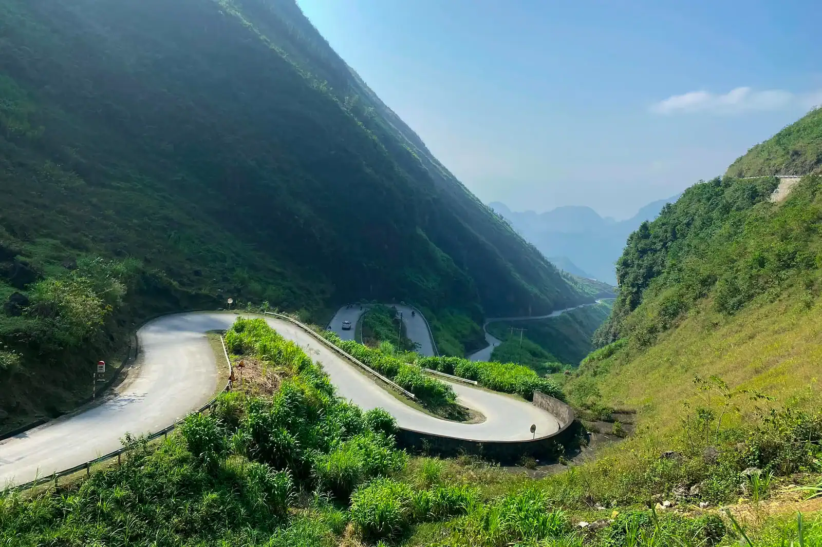 La Ha Giang Loop en janvier : froide, claire et calme 4 Motards gravissant le célèbre col de Tham Ma à Dong Van, à Ha Giang, par temps sec d’hiver en janvier