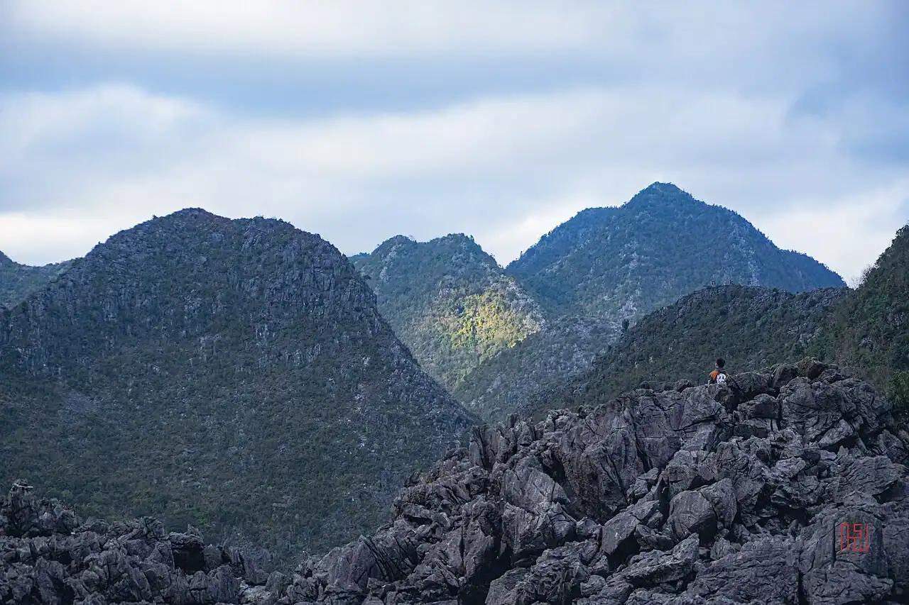 Atmosphère hivernale fraîche et vive sur le paysage karstique de calcaire déchiqueté du plateau de Dong Van, à Ha Giang