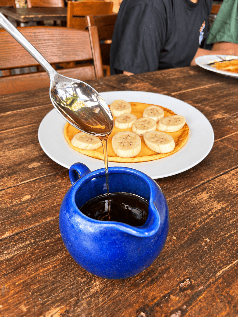 Bình mật ong và bánh chuối