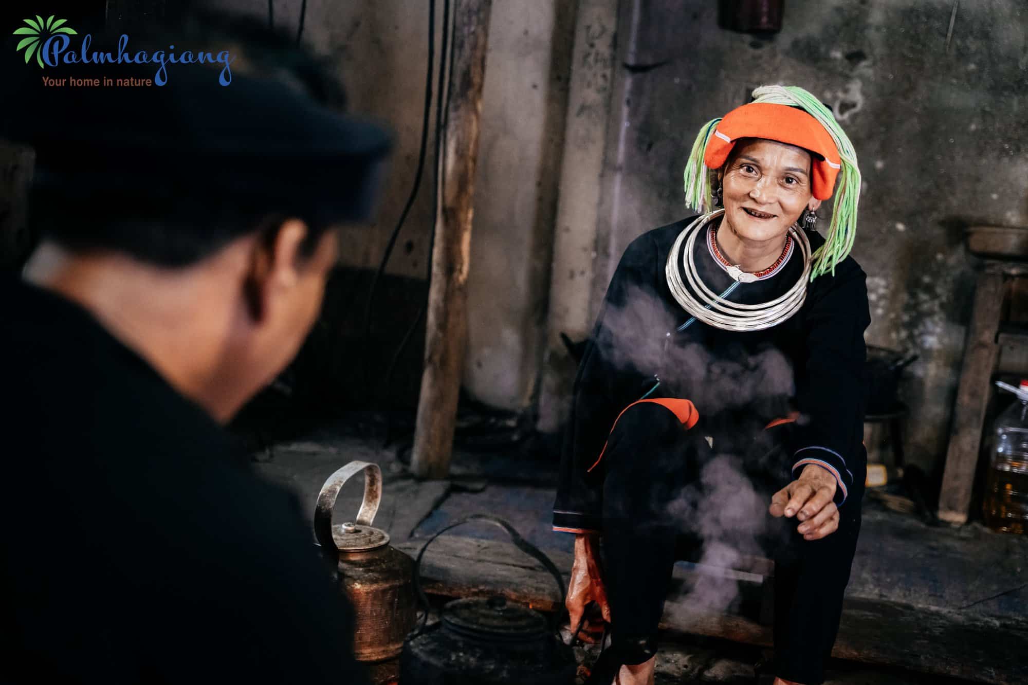 Les Dao Ao Dai du Tay Con Linh : guide de leur culture 4 Femme dao Ao Dai en tunique indigo noire et colliers d’argent au coin du feu