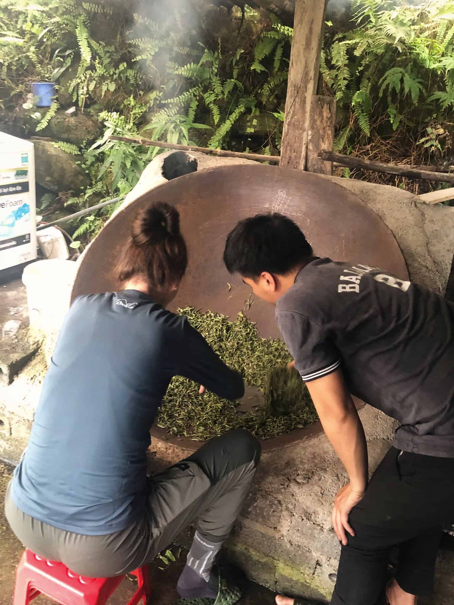 Tiền của khách rốt cuộc đi về đâu? 3 Khách cùng người dân trong bản đảo chè trong chảo sao lớn trên bếp xây