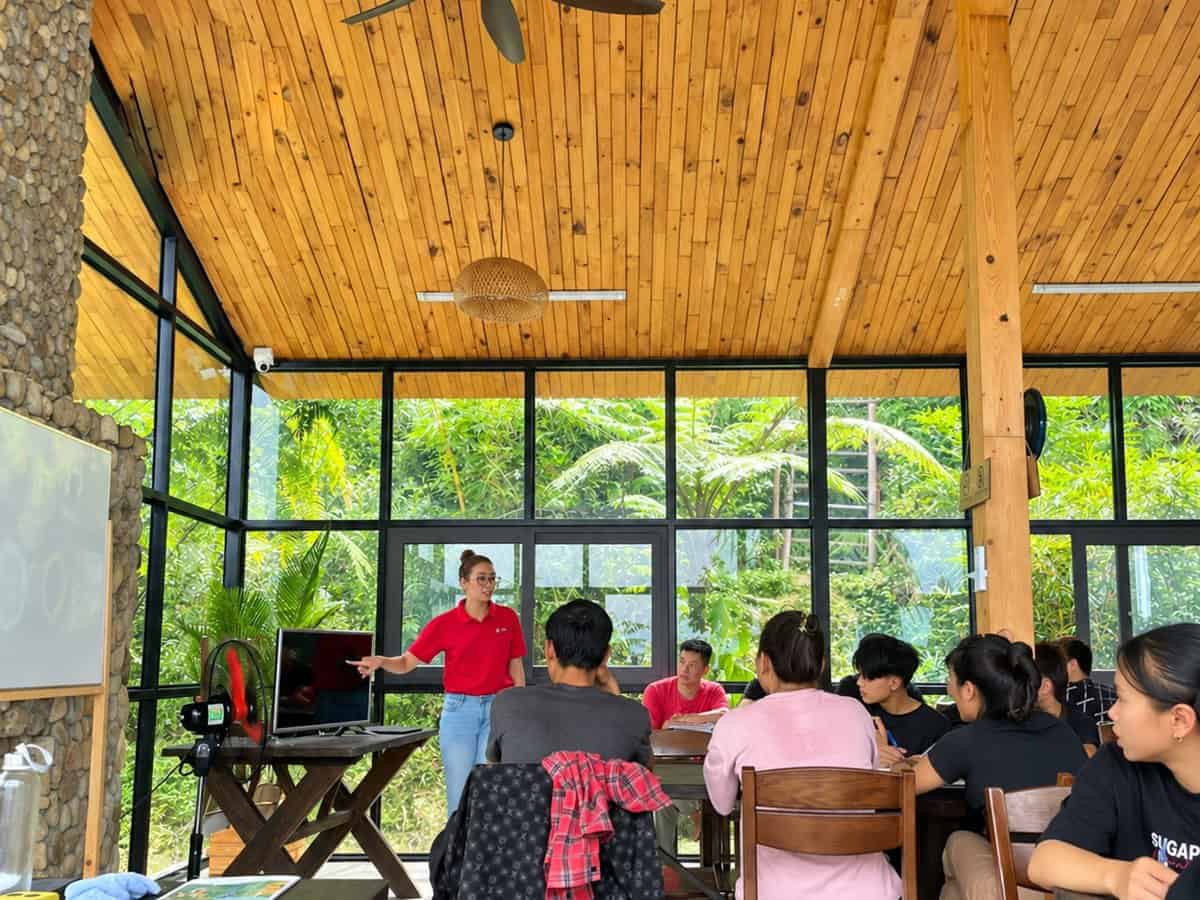 Phòng nghỉ TVPalm Ecolodge Hà Giang 33 Giờ học tiếng Anh cho đội ngũ và lao động trẻ địa phương tại khu nhà hàng chung của TVPalm Ecolodge