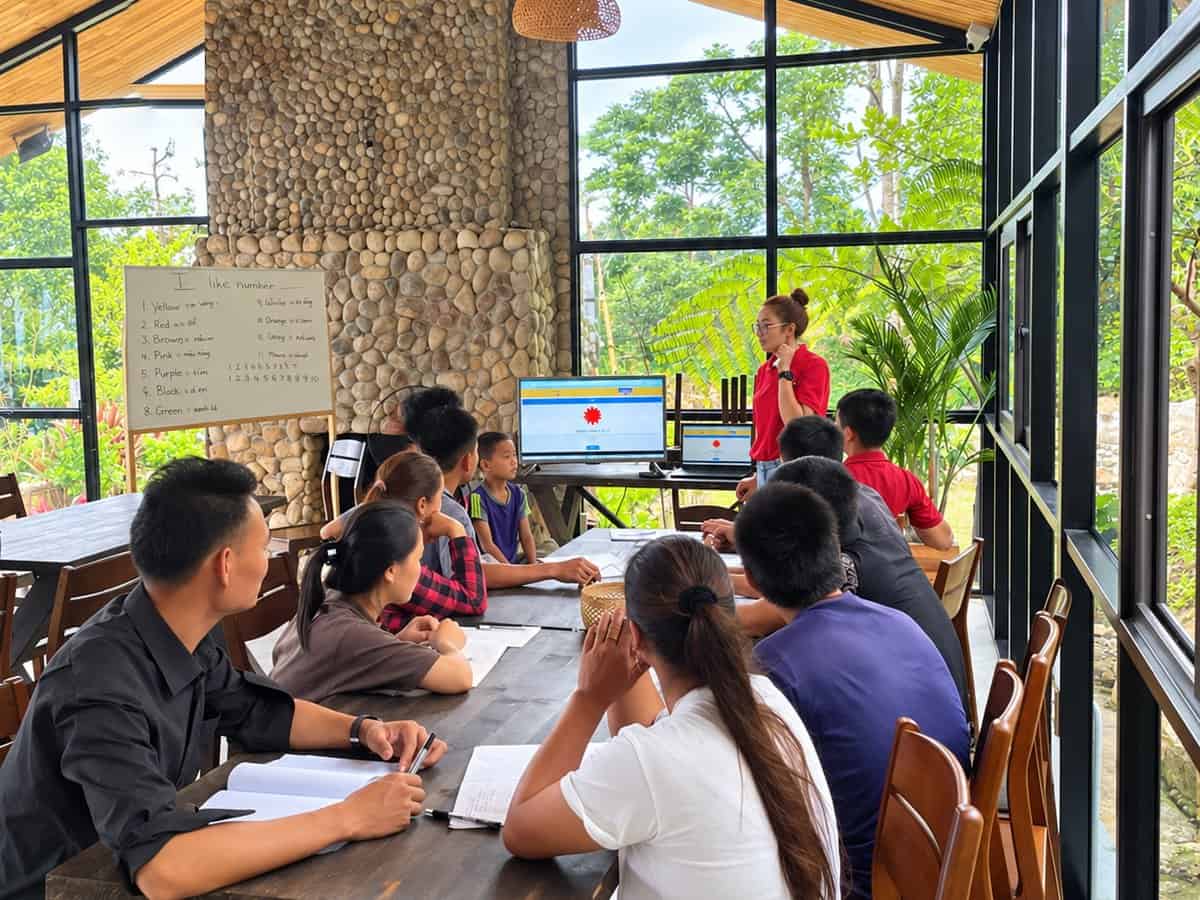 Phòng nghỉ TVPalm Ecolodge Hà Giang 34 Học viên học màu sắc và số đếm bằng tiếng Anh trong lớp tại TVPalm Ecolodge