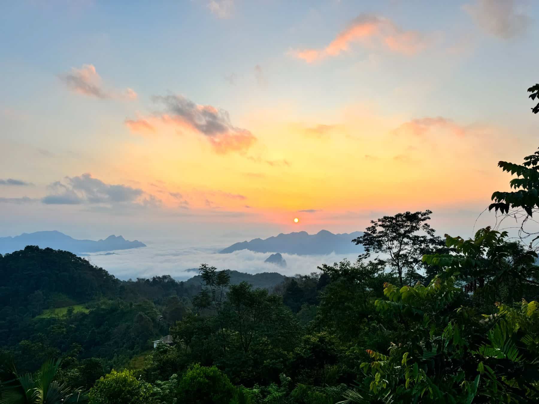 After the Loop: one or two nights to land 1 Sunrise over the clouds, seen from the Bar