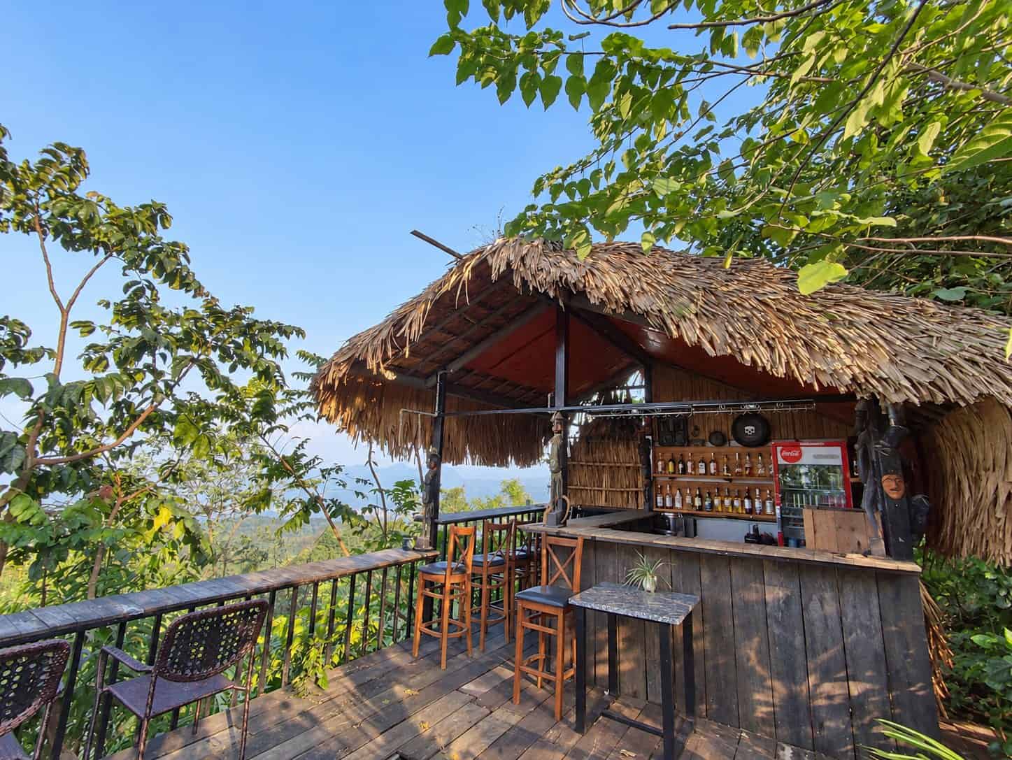 Phòng nghỉ TVPalm Ecolodge Hà Giang 18 The Palm Clouds Bar với mái lá, sàn gỗ và tầm nhìn ra thung lũng tại TVPalm Ecolodge