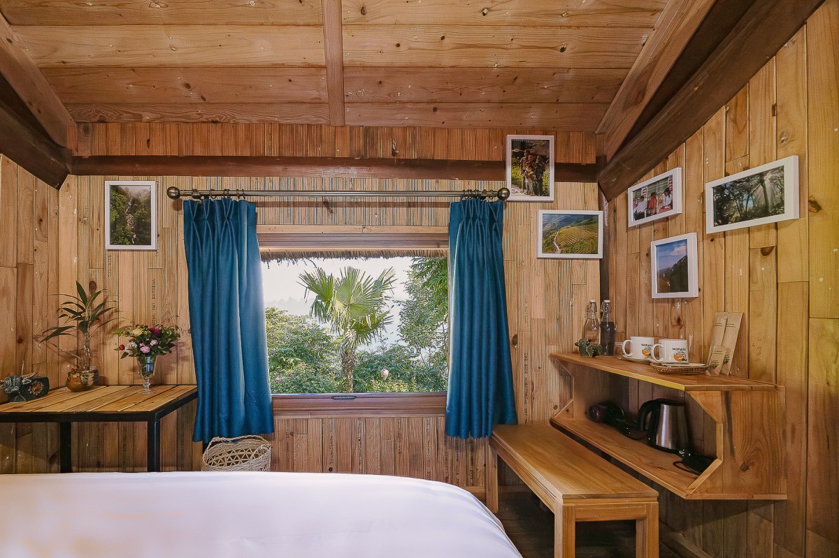 Phòng nghỉ TVPalm Ecolodge Hà Giang 2 Phòng giường đôi nhìn ra núi tại TVPalm Ecolodge, cửa sổ nhìn ra cây cọ, cây xanh và núi xa