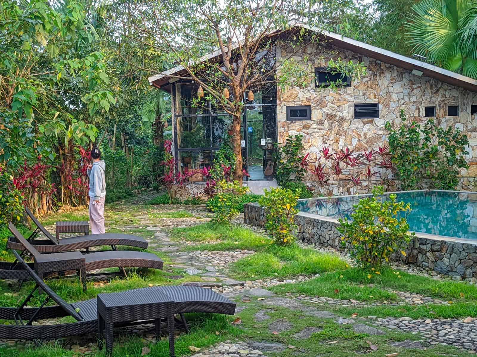 Phòng nghỉ TVPalm Ecolodge Hà Giang 15 Nhà đá kính bên bể bơi và các ghế nằm giữa vườn tại TVPalm Ecolodge