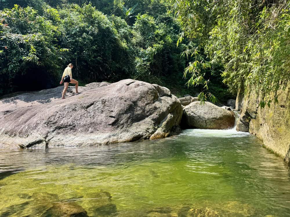 Phòng nghỉ TVPalm Ecolodge Hà Giang 40 Du khách dừng chân bên hồ nước dưới thác trên đường đi bộ ở Hà Giang