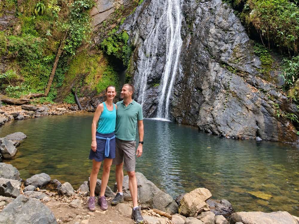 Phòng nghỉ TVPalm Ecolodge Hà Giang 42 Du khách chụp ảnh bên thác sau chặng đi bộ ở Hà Giang