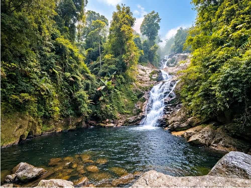 Phòng nghỉ TVPalm Ecolodge Hà Giang 41 Thác Hươu bên Xà Phìn, nước đổ qua đá giữa rừng xanh